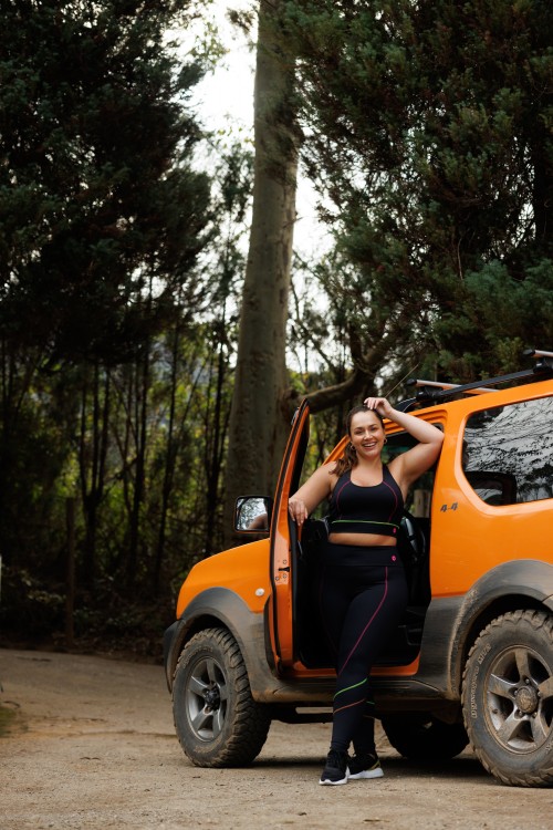 Calça Legging Preta Com Recortes e Pesponto Colorido