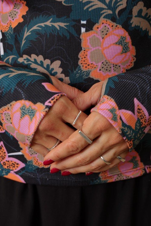 Blusa Canelada Manga Longa De Dedinho Estampa Onça Floral