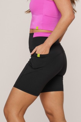 Short Fitness com Bolso Detalhes em Rosa