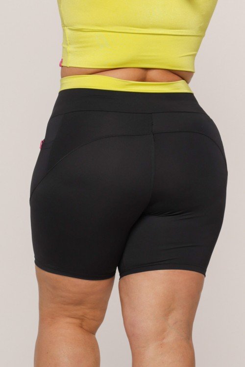 Short Fitness com Bolso Detalhes em Verde Lima