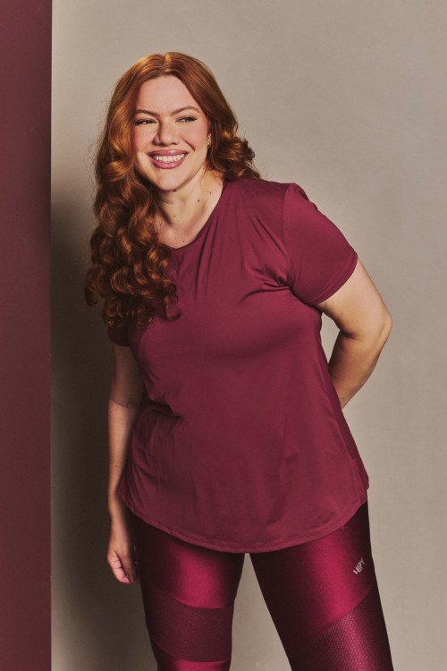 Blusa com Recorte nas Costas e Fenda Lateral Vinho