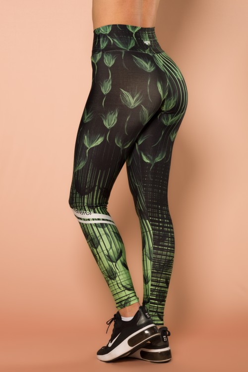 Calça Legging Sublimada com Estampa De Fundo Preto E Detalhes Em Verde E254