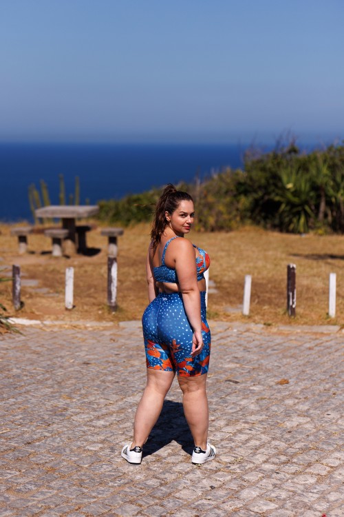 Bermuda Fitness Sublimado Estampa Arara  E282