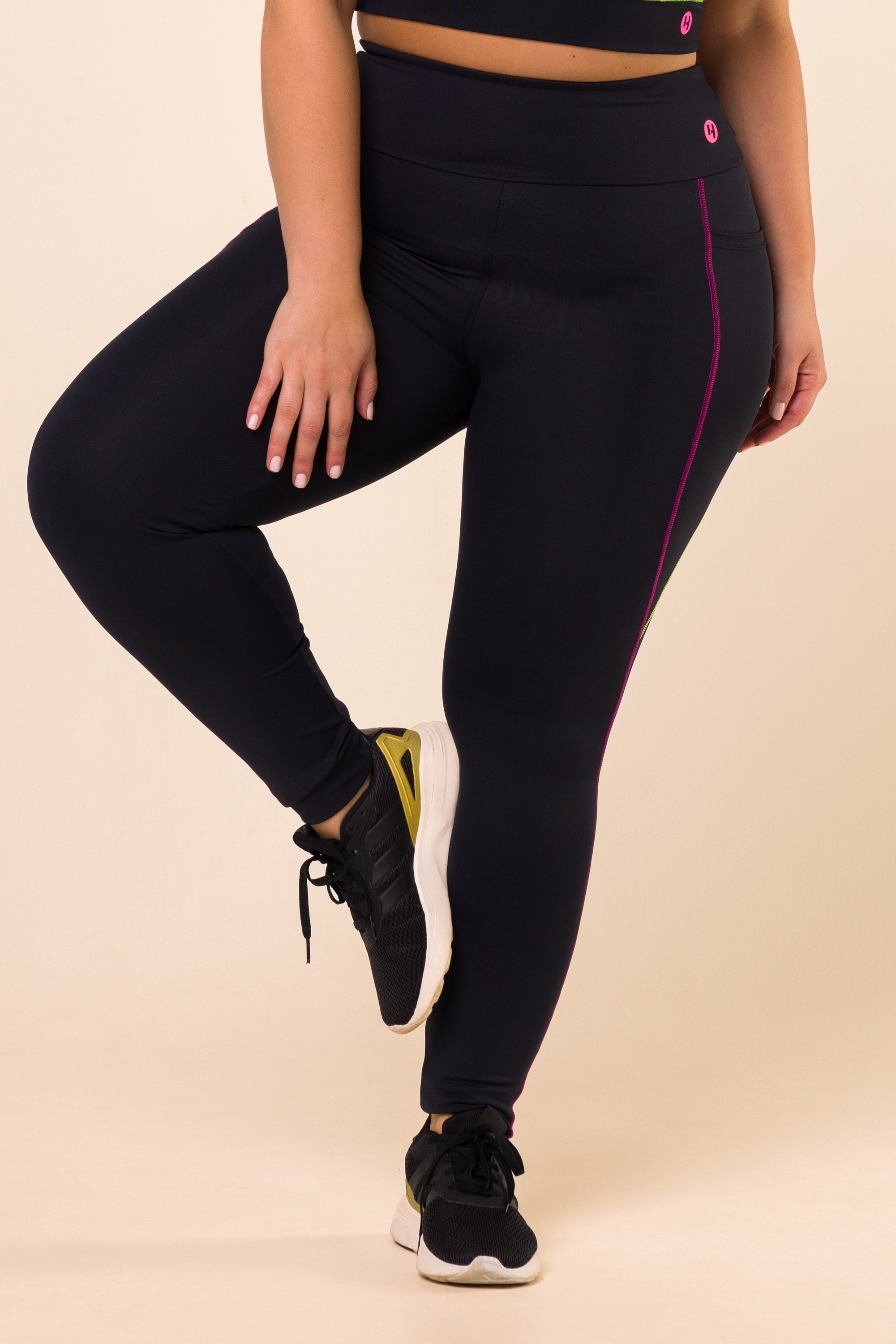 Cal a Legging Preta Com Bolso e Pesponto Colorido Hipy