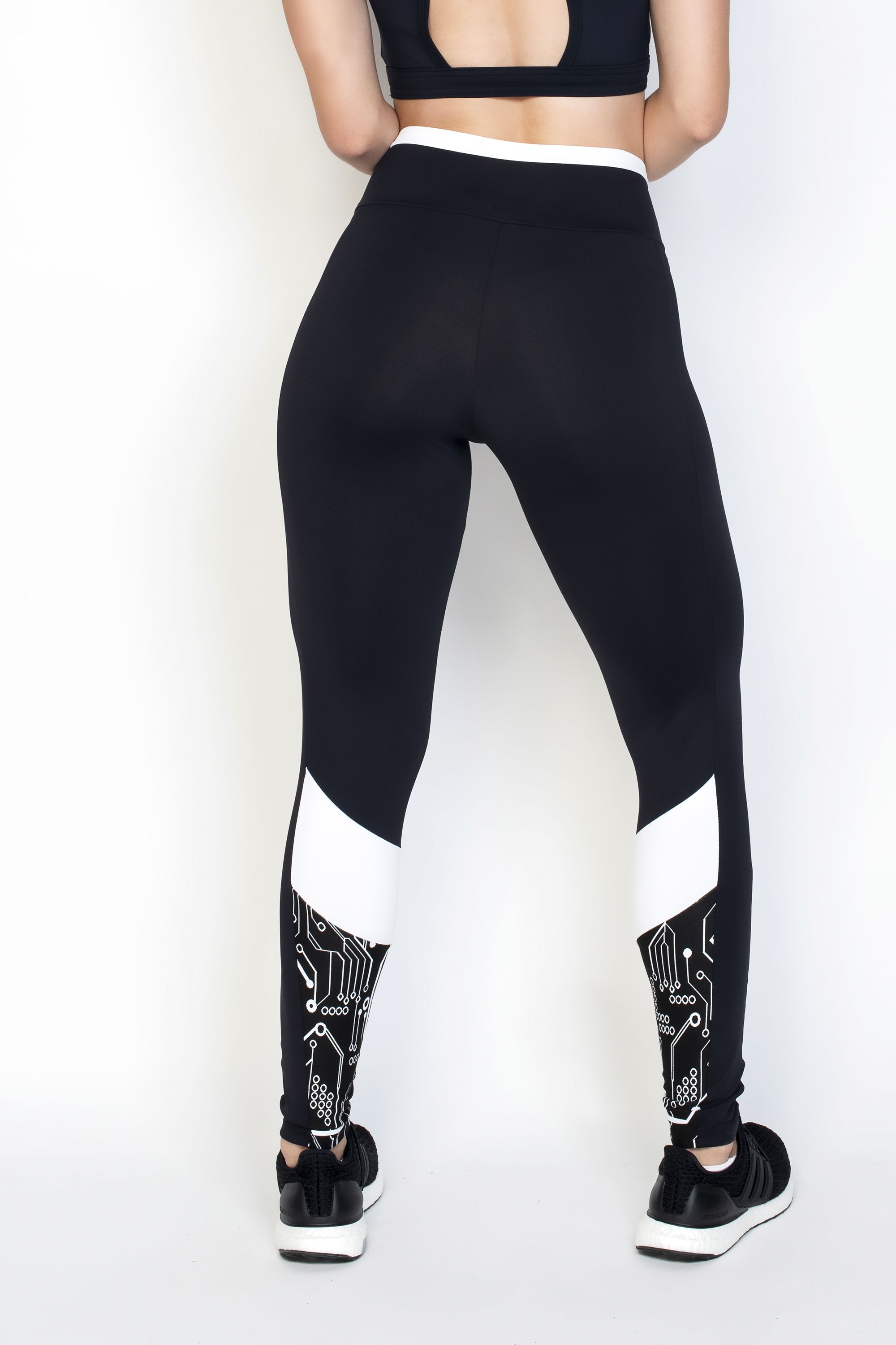 calça legging preta com detalhes