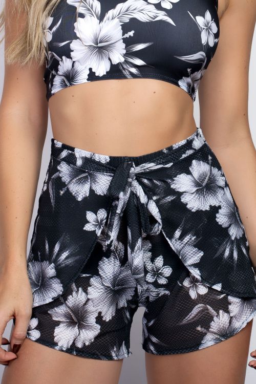 Short Com Estampa De Flores Brancas E035